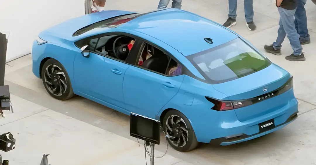 Nissan Versa 2027 flagrado sem disfarces no México! Descubra o visual renovado, novas tecnologias e o que esperar do sedã compacto para o Brasil.